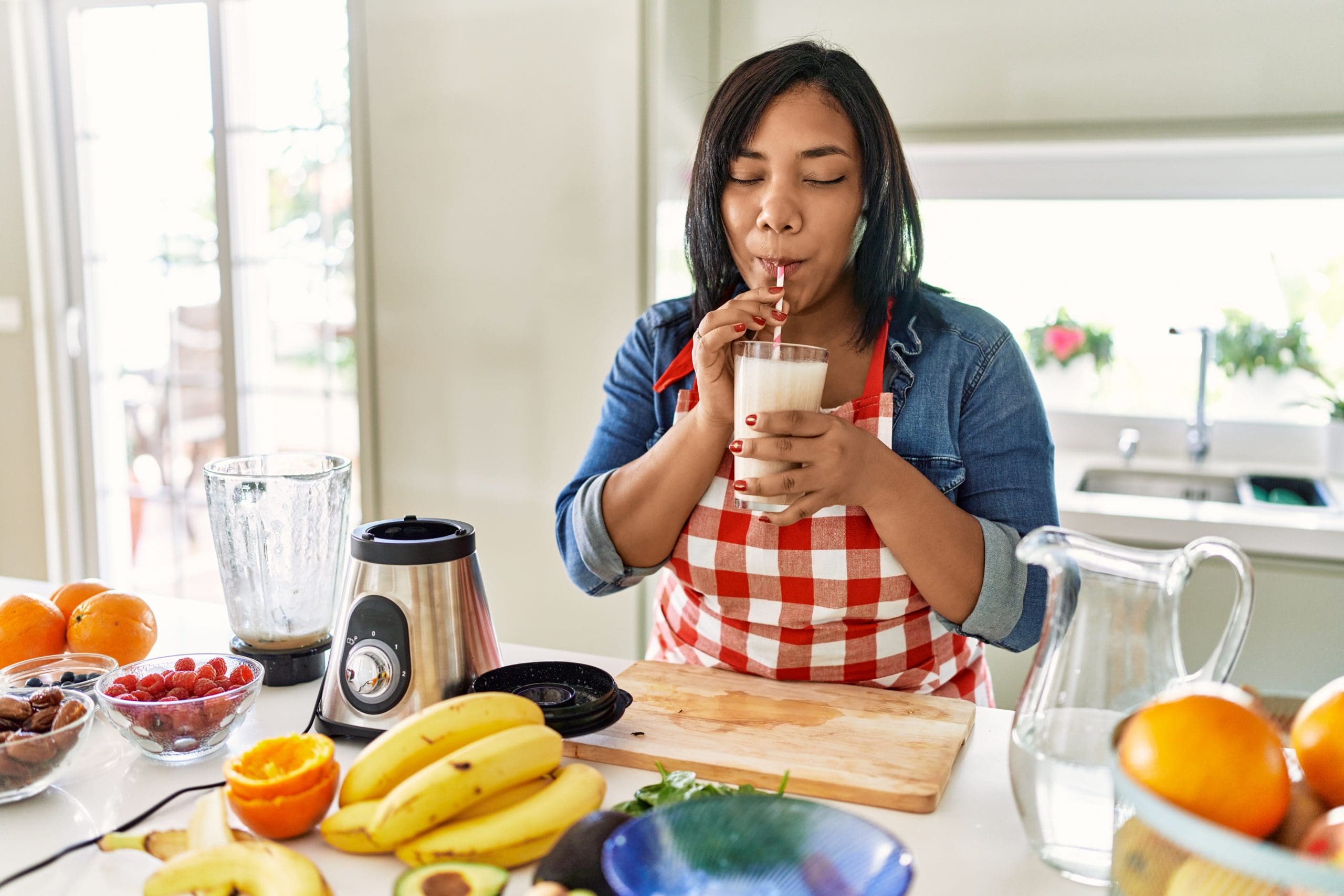 women drinks smooties