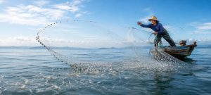 Nelayan menangkap ikan teri di laut sebagai ilustrasi artikel apakah ikan teri semua asin
